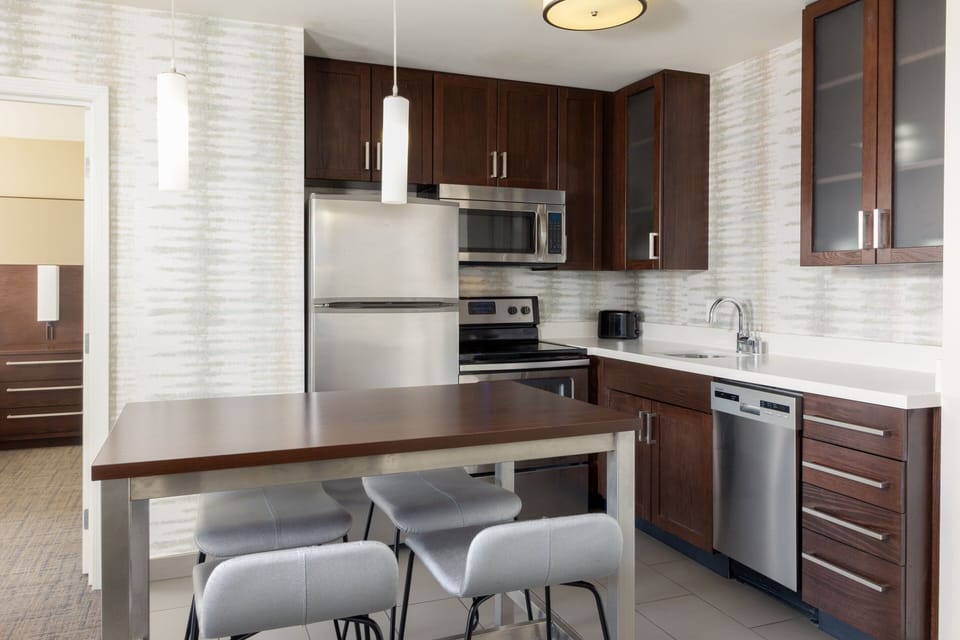 Full-size fridge, microwave, oven, stovetop