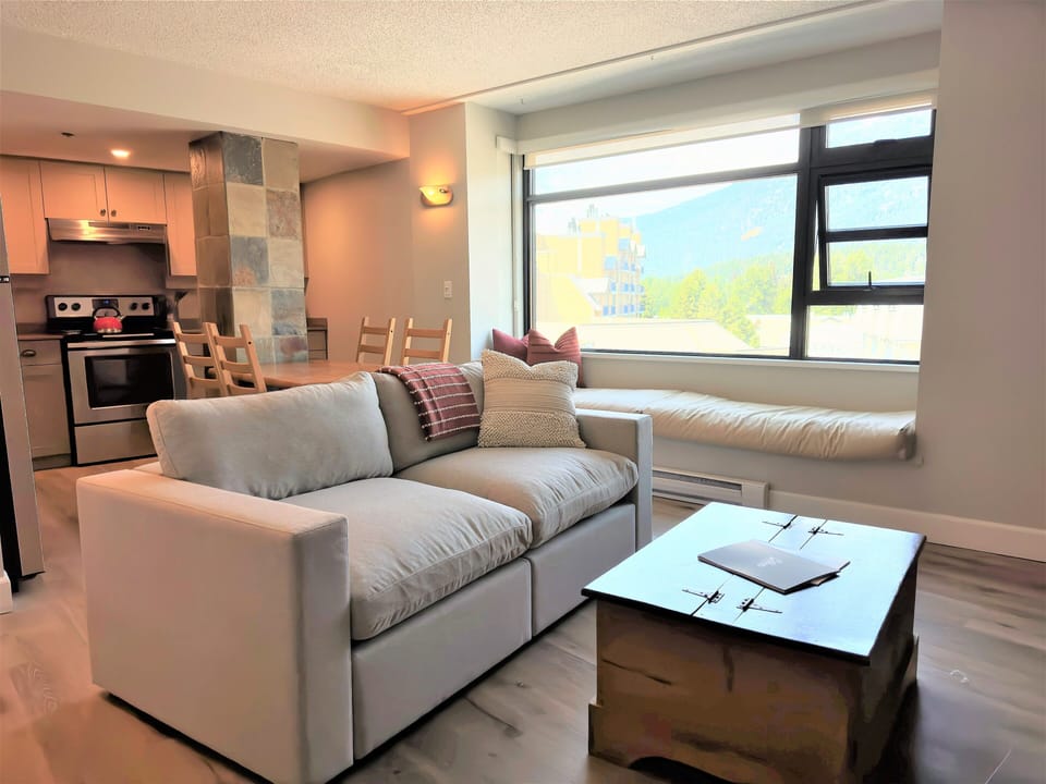 The Rainbow Suite | Living area | 20-inch flat-screen TV with cable channels, TV