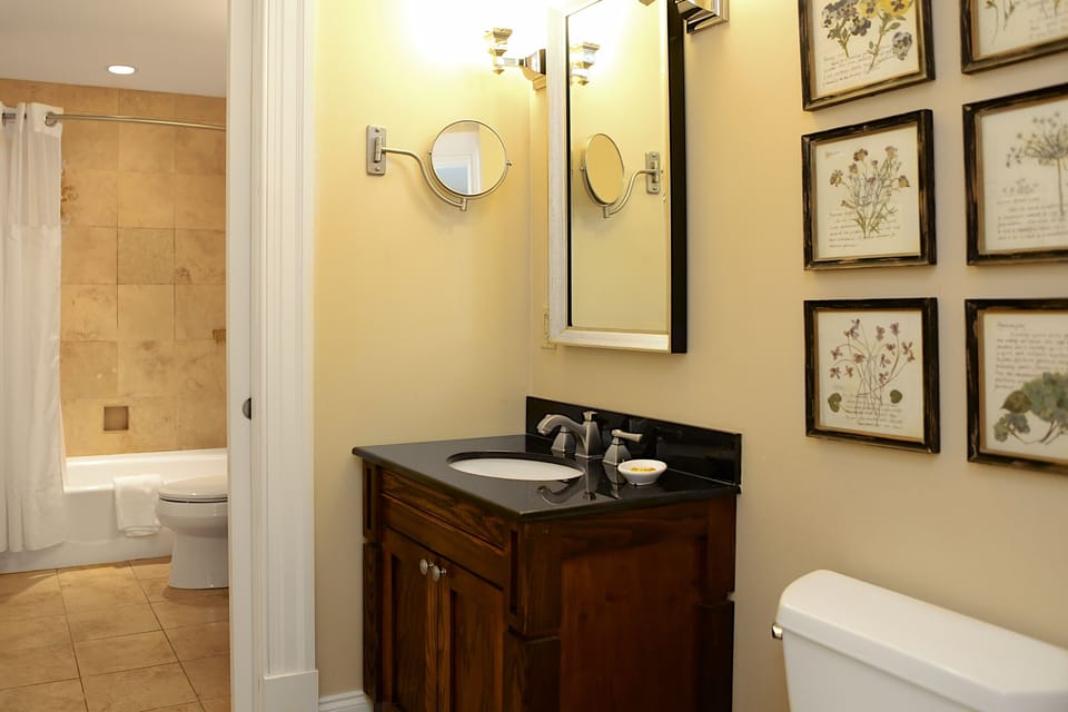Combined shower/tub, hydromassage showerhead, free toiletries, towels