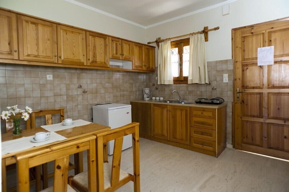 Fridge, stovetop, coffee/tea maker, electric kettle