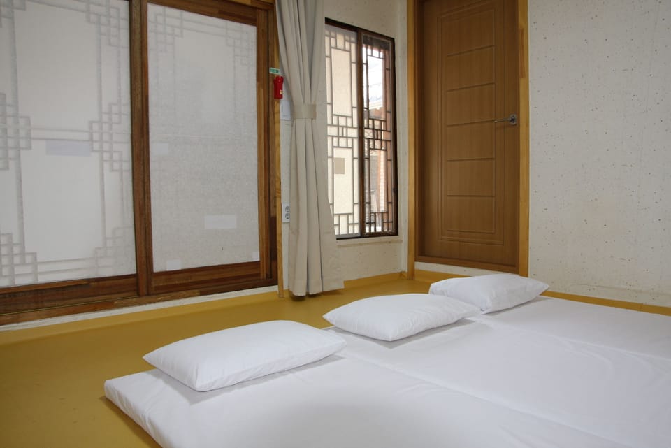 Triple Room (River) | Soundproofing, free WiFi