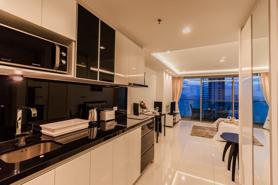 Deluxe Studio With Sea View  | Private kitchen | Microwave, electric kettle, cookware/dishes/utensils, freezer
