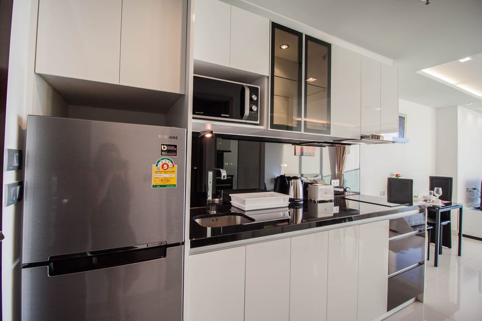 Deluxe Studio With Sea View  | Private kitchenette | Microwave, electric kettle, cookware/dishes/utensils, freezer