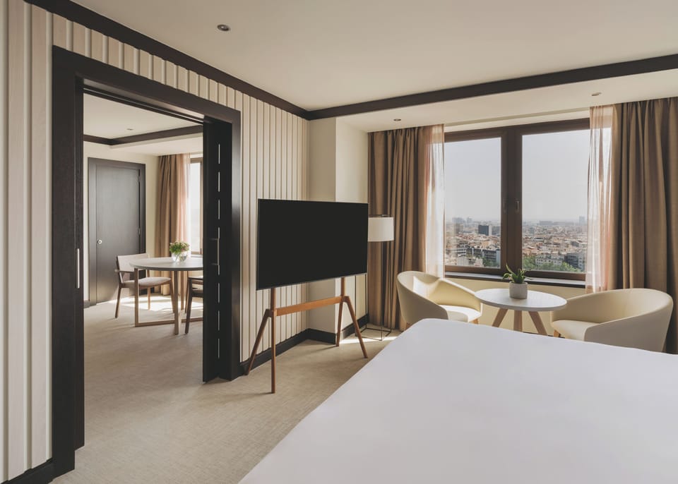 The Level Suite | Premium bedding, minibar, in-room safe, desk