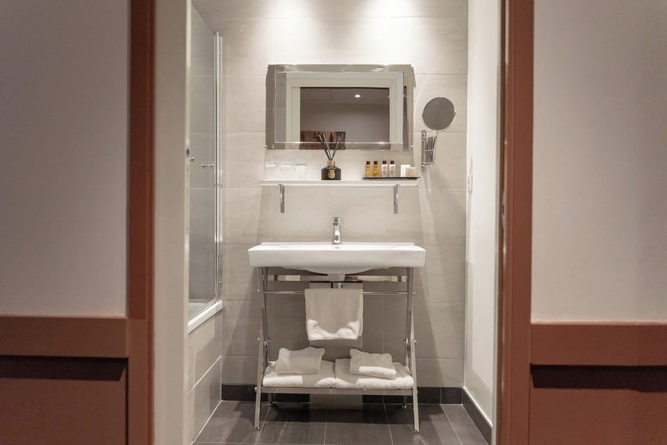 Comfort Triple Room | Bathroom | Free toiletries, hair dryer, towels, soap