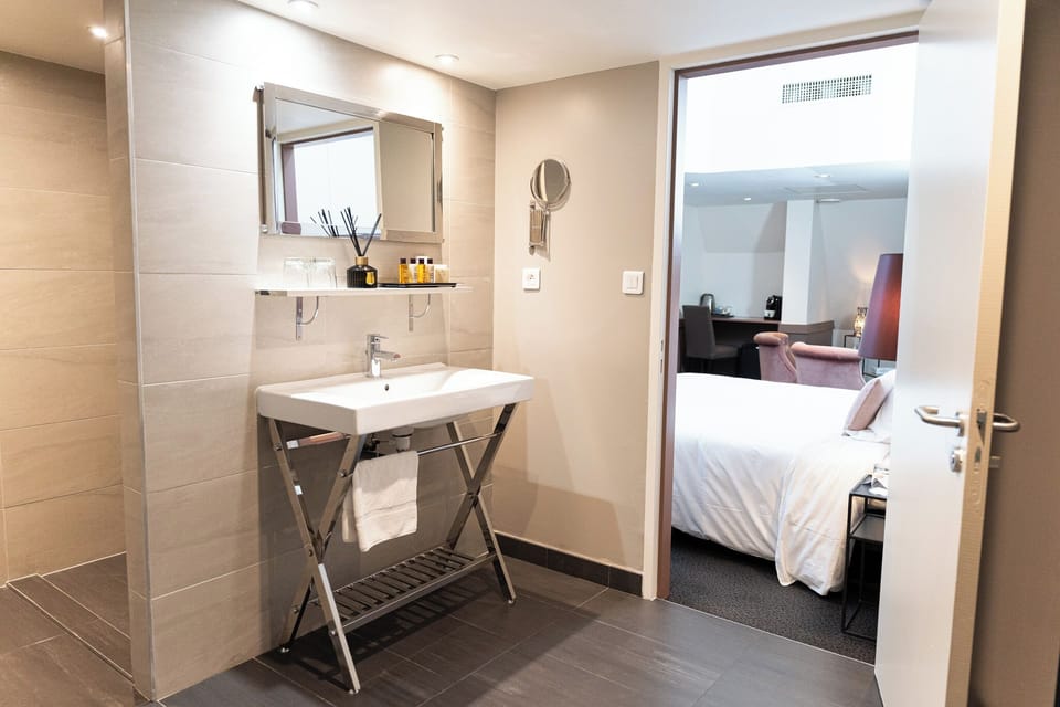 Family Room | Bathroom | Free toiletries, hair dryer, towels, soap