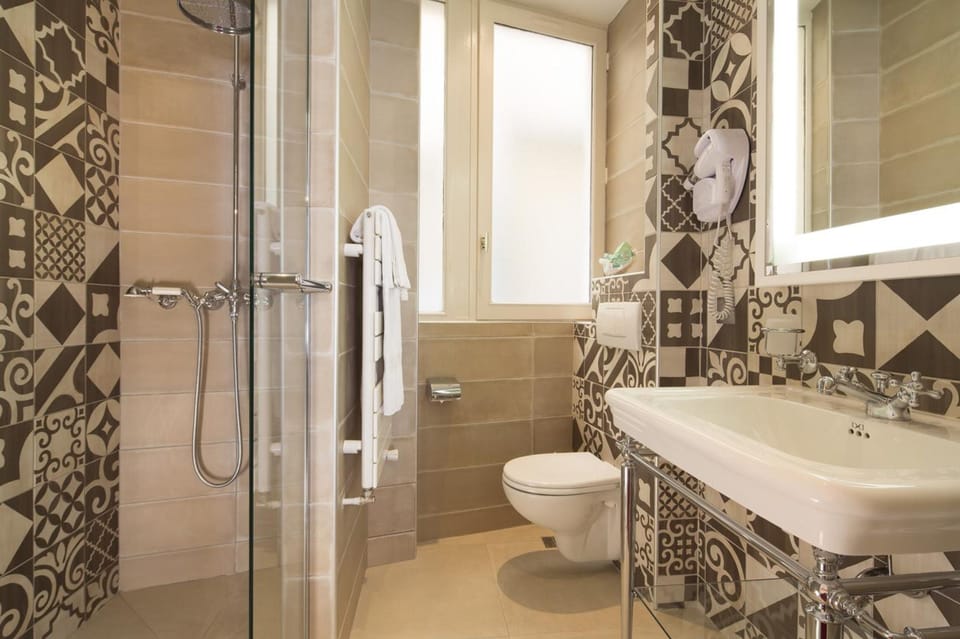 Triple Room | Bathroom | Shower, free toiletries, hair dryer, towels