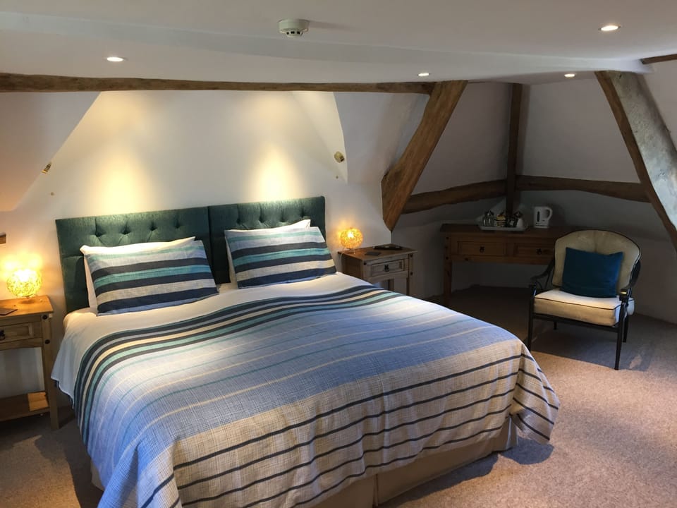 Premium bedding, desk, iron/ironing board, free WiFi