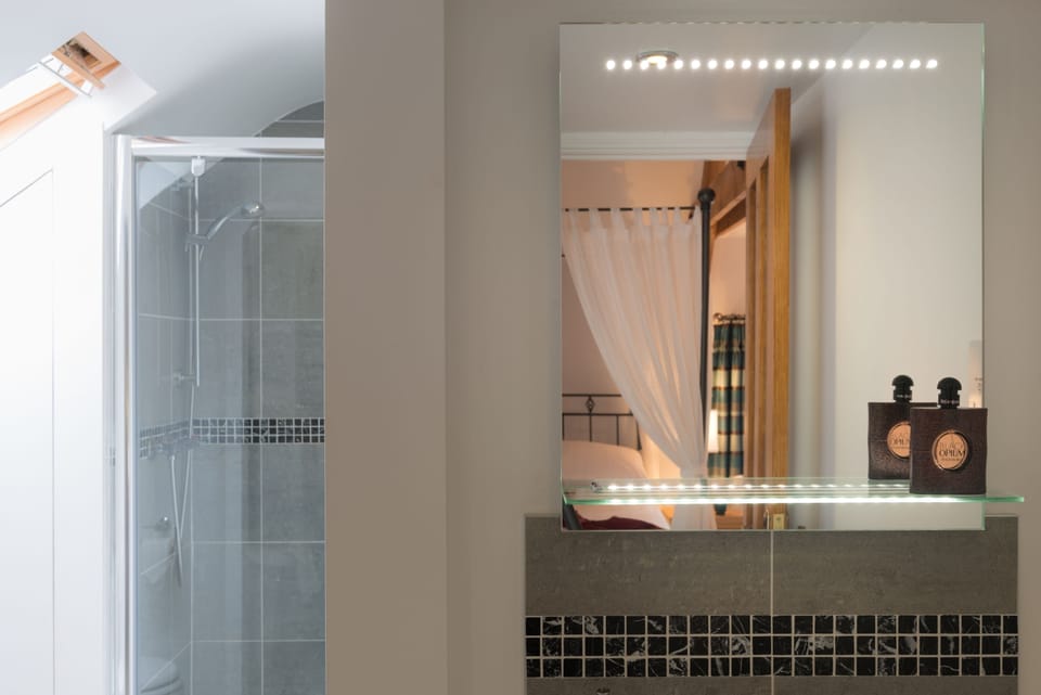 Suite, Ensuite (Four Poster Bed) | Bathroom | Free toiletries, hair dryer, towels