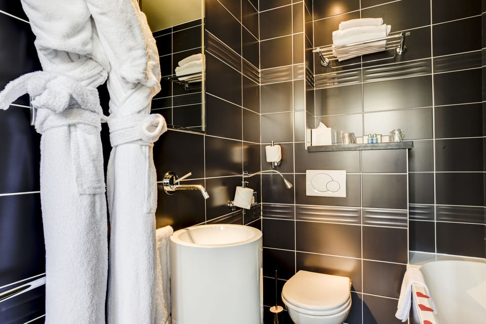 Deluxe Room | Bathroom | Shower, rainfall showerhead, designer toiletries, hair dryer