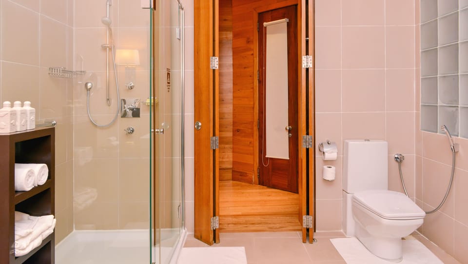Shower, rainfall showerhead, free toiletries, hair dryer