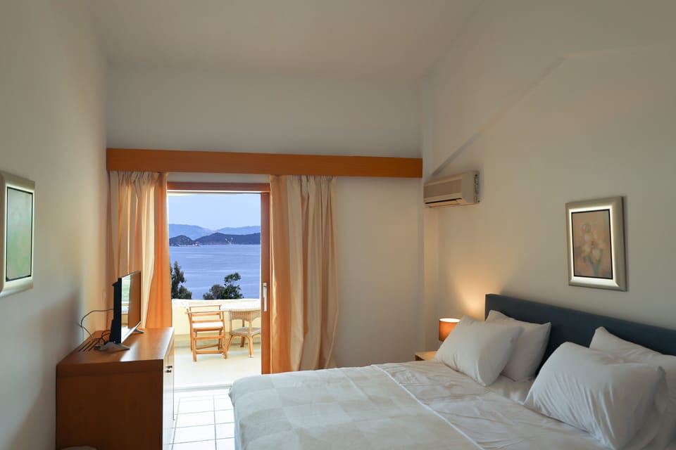 Standard Double or Twin Room, Sea View | In-room safe, bed sheets