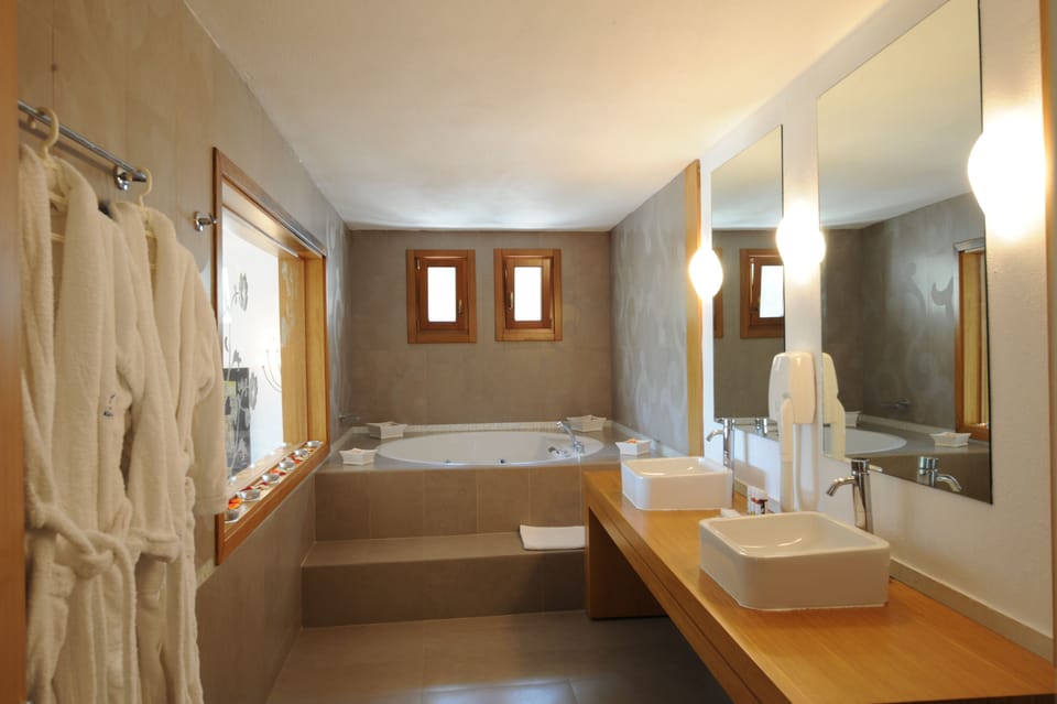 Superior Suite, Sea View | In-room safe, bed sheets