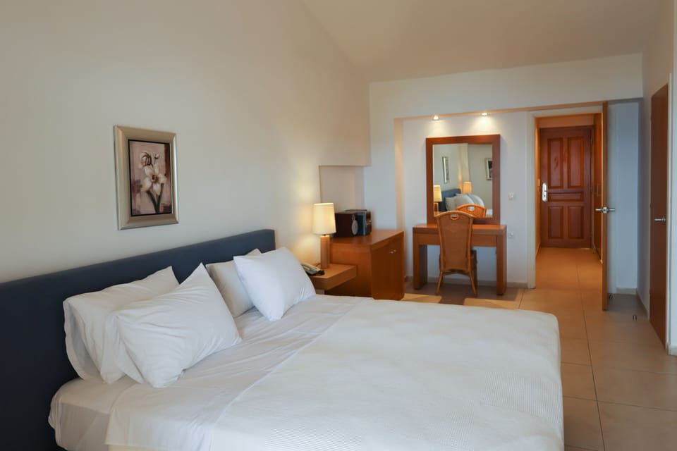 Deluxe Double or Twin Room, Sea View | In-room safe, bed sheets