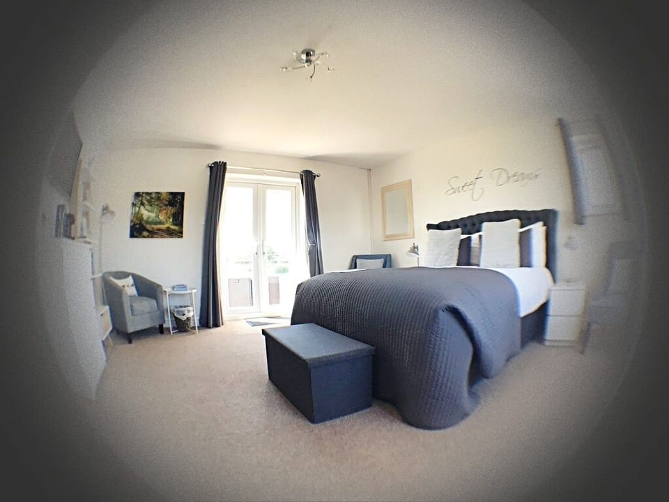 Executive Double Room, 1 King Bed, Balcony, Garden View | Individually decorated, individually furnished, iron/ironing board