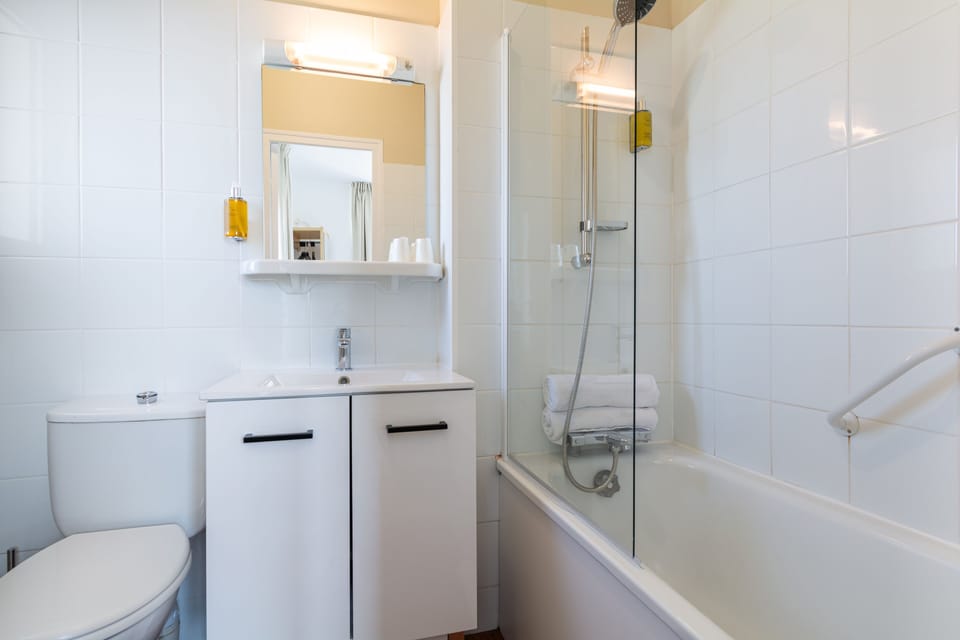 Classic Room | Bathroom | Free toiletries, hair dryer, towels, soap
