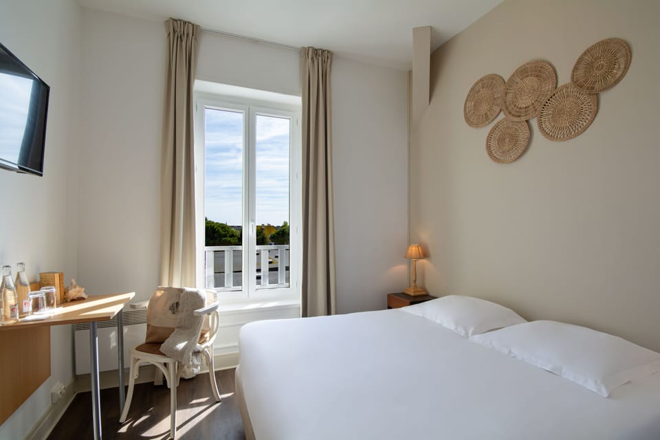 Business Room | Desk, laptop workspace, free WiFi, bed sheets