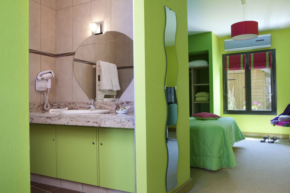 Superior Double Room | Bathroom | Free toiletries, hair dryer, bathrobes, towels