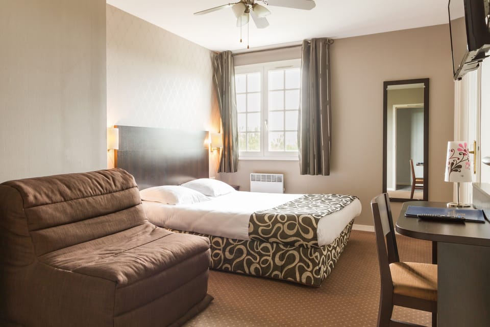 Superior Double or Twin Room | In-room safe, desk, blackout drapes, soundproofing