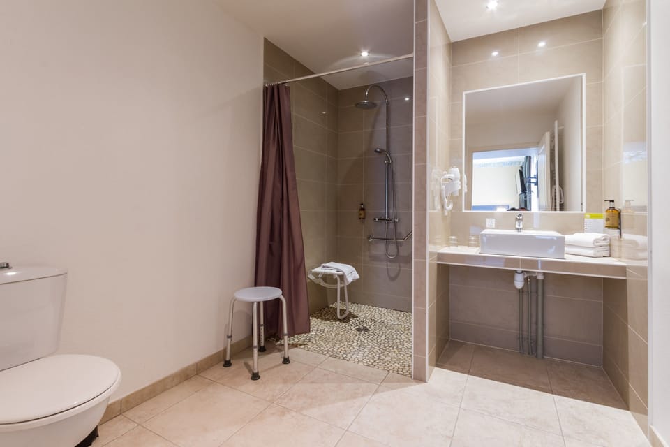 Superior Double or Twin Room | Bathroom | Hair dryer, towels
