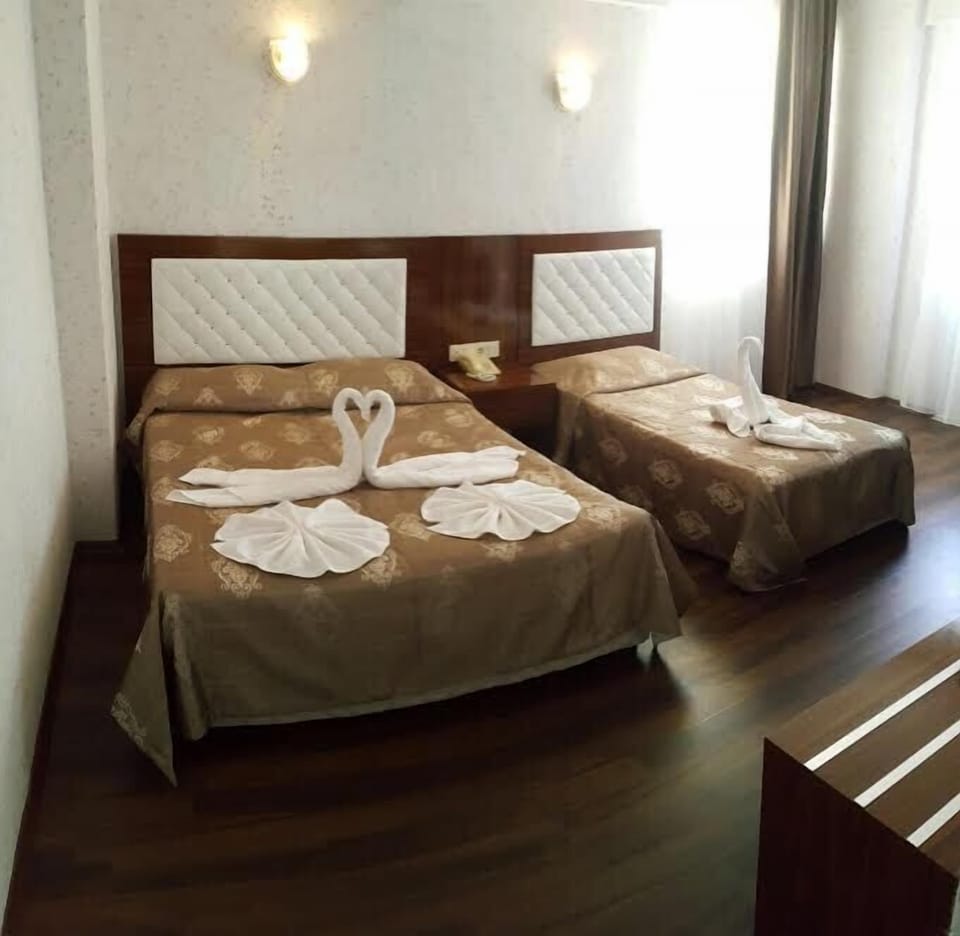 Standard Room | Minibar, desk, free cribs/infant beds, free rollaway beds