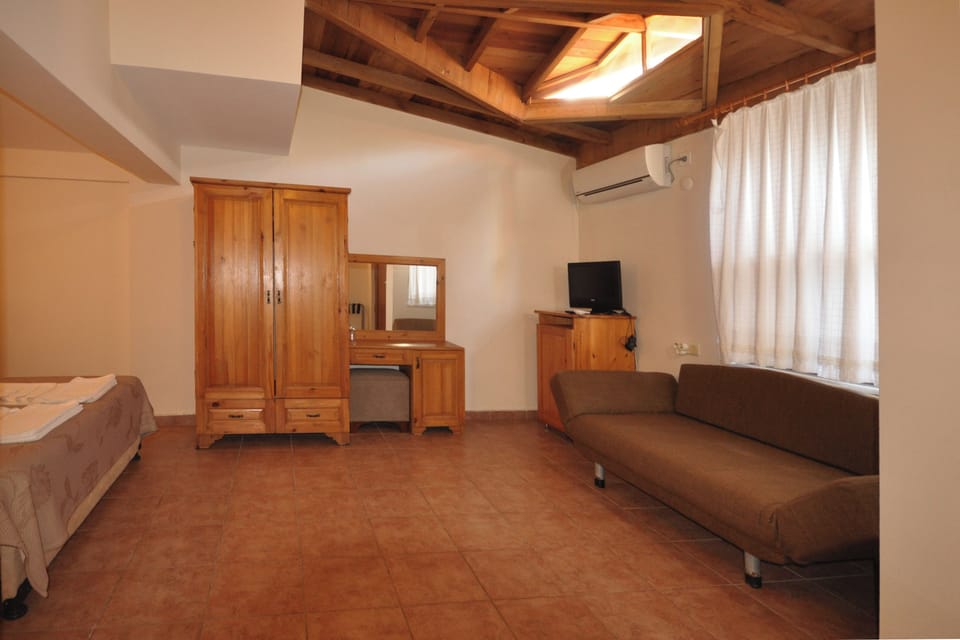 Family Room | In-room safe, soundproofing, WiFi (free), bed sheets