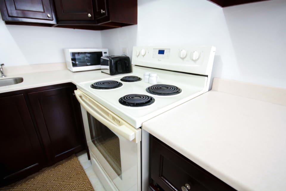 Executive Apartment, 1 King Bed, Kitchen | Private kitchen | Fridge, microwave, oven, stovetop