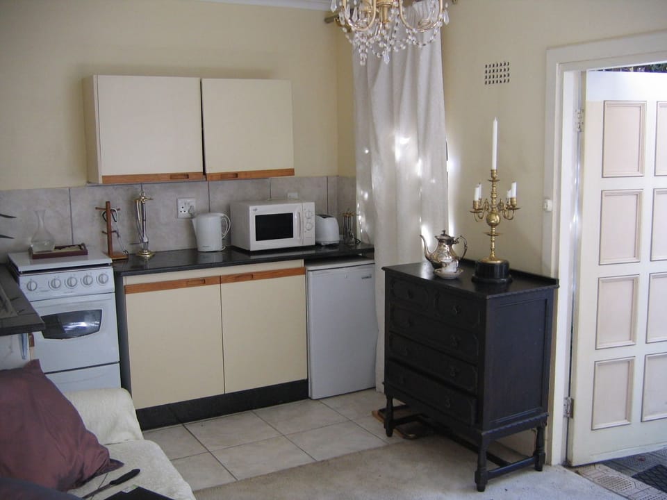 Ann's Cottage | Private kitchenette | Microwave