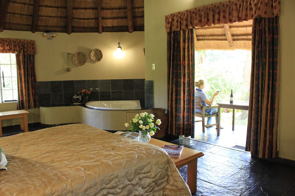 Honeymoon Rondavels | Jetted tub