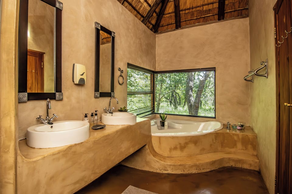 Honeymoon Suite | Bathroom | Free toiletries, towels, shampoo, toilet paper