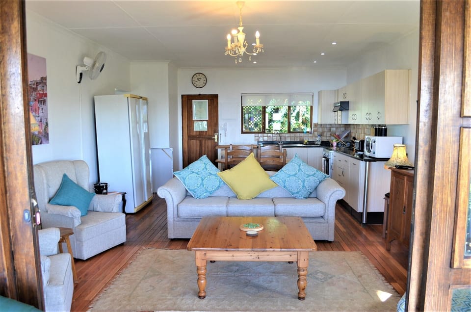 Comfort Cottage, 3 Bedrooms, Valley View, Poolside | Living area