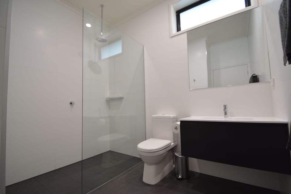 Superior Twin Room | Bathroom | Shower, hair dryer, towels