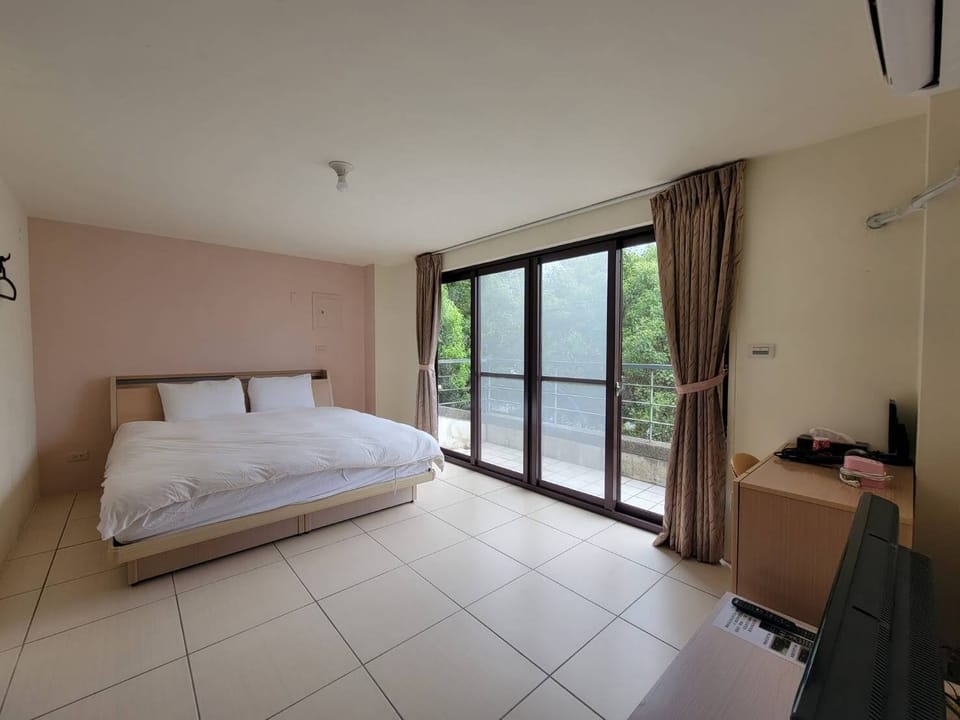 Family - Queen Double  | Down comforters, blackout drapes, soundproofing, free WiFi