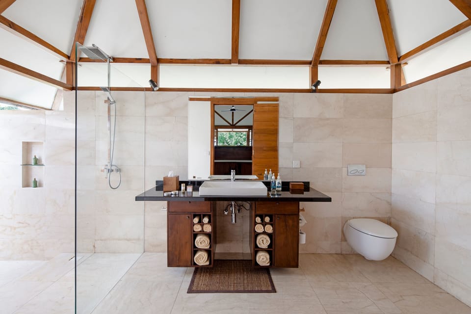 Shower, rainfall showerhead, free toiletries, hair dryer