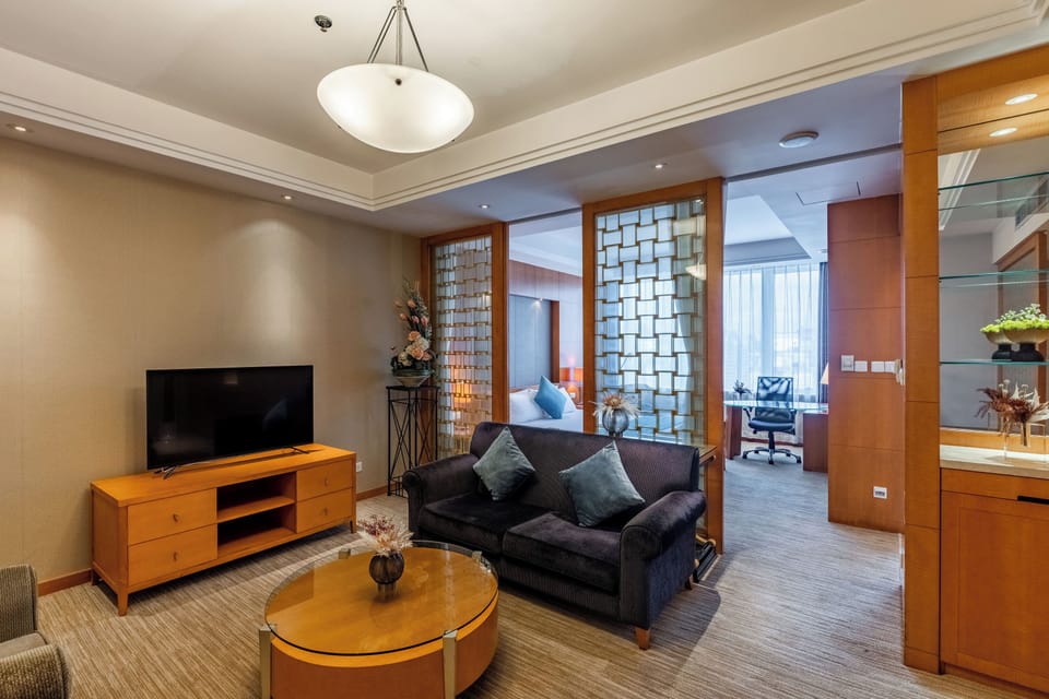 Superior Suite King | Living area | Flat-screen TV