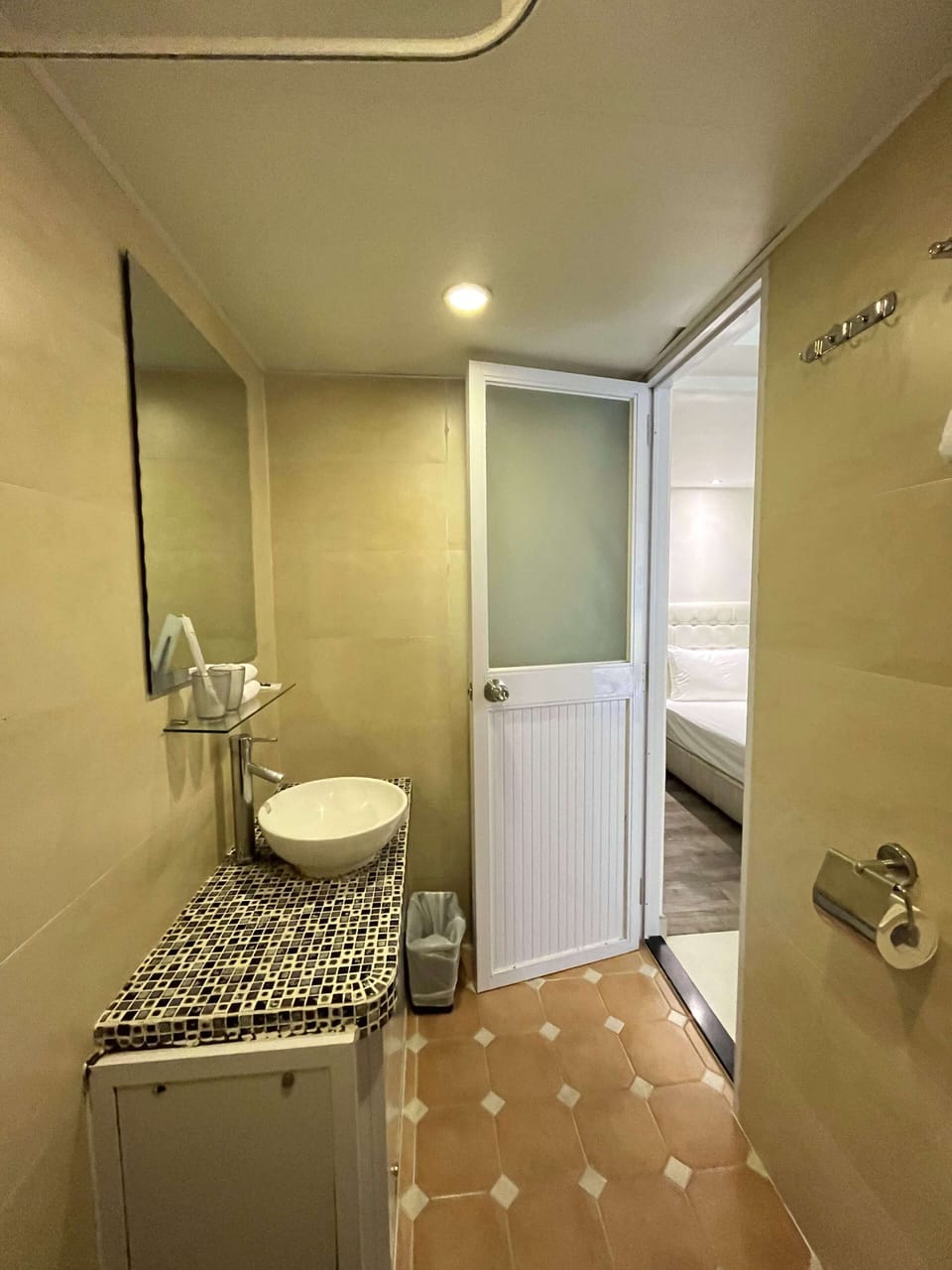 Shower, hair dryer, towels, shampoo