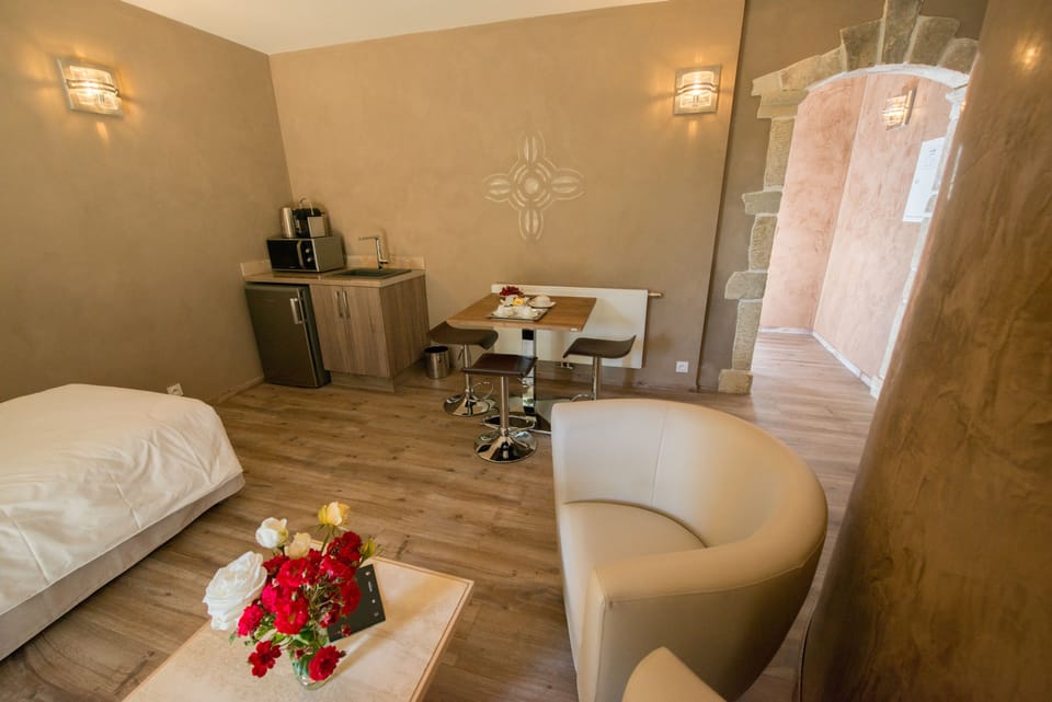 Deluxe Suite (Louison Bobet) | Premium bedding, in-room safe, soundproofing, free WiFi