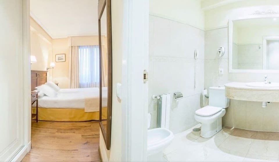 Comfort Twin Room | Minibar, in-room safe, desk, blackout drapes