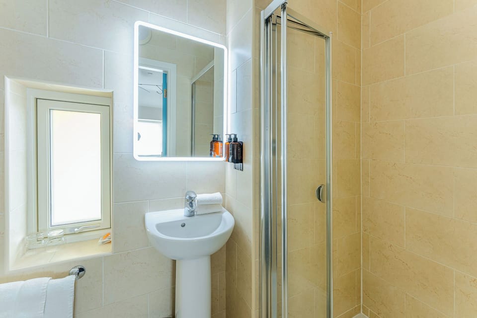 Standard Twin Room, Private Bathroom | Bathroom | Shower, free toiletries, towels