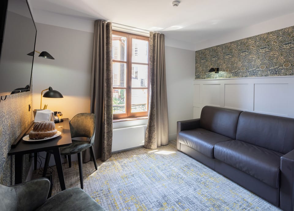 Comfort Suite, 1 Bedroom, Private Bathroom, City View | Premium bedding, minibar, in-room safe, desk