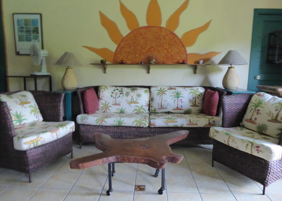 Deluxe Suite, Lake View (Sun Suite) | Living area