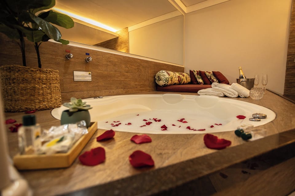 Luxury Room | Minibar, in-room safe, desk, blackout drapes