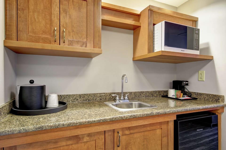 Coffee/tea maker, fridge, microwave