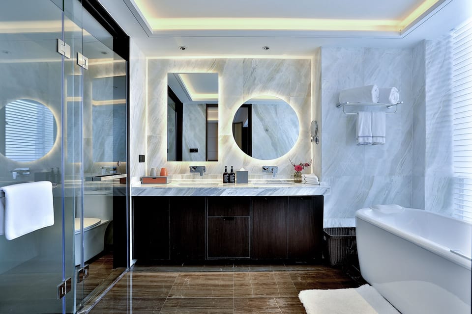 Deluxe Double Room | Bathroom | Free toiletries, hair dryer, bathrobes, slippers