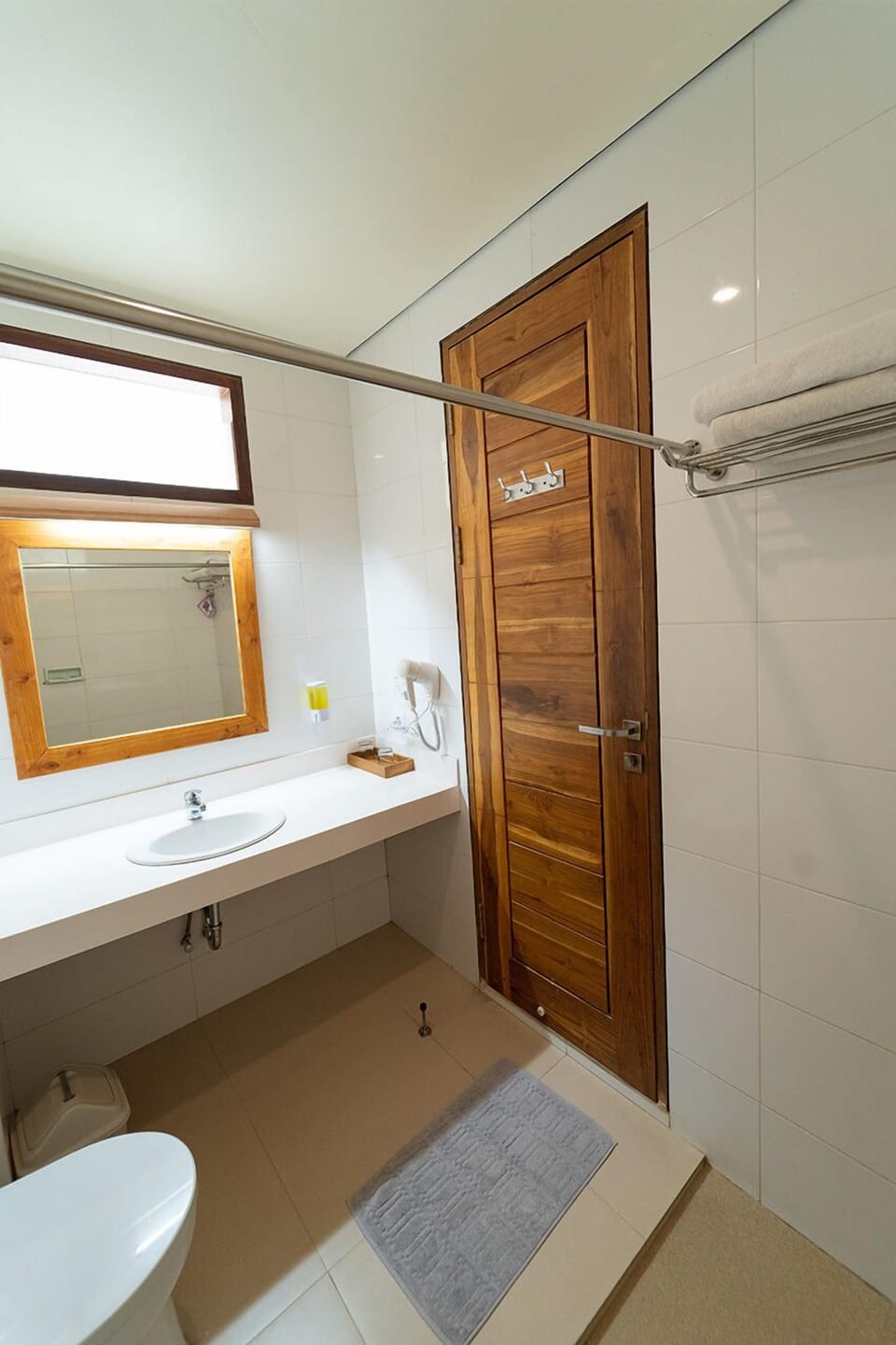 Shower, free toiletries, towels