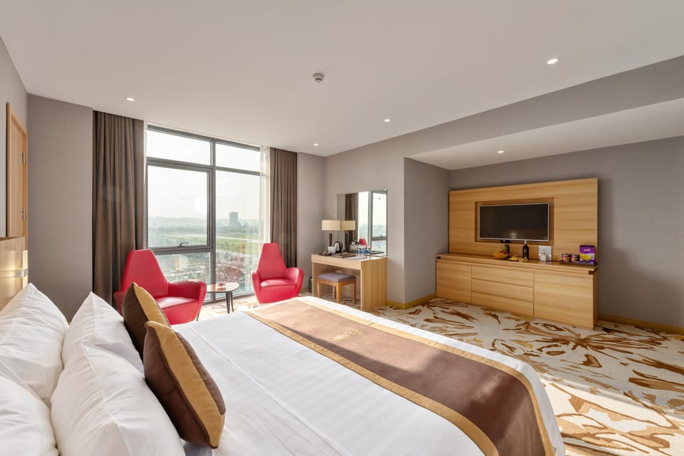 Grand Premium King | Minibar, in-room safe, desk, blackout drapes