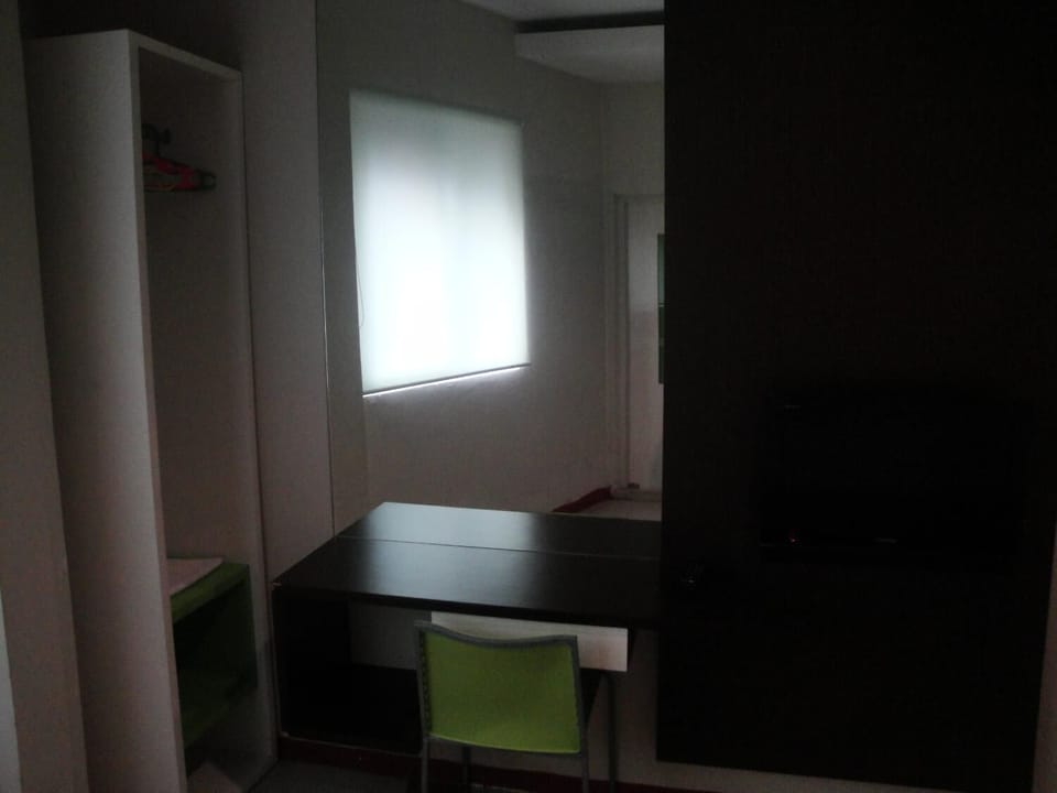 Desk, WiFi (free)