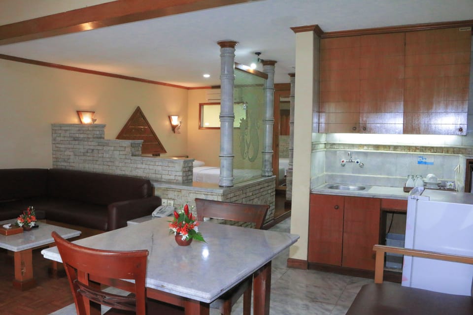 Junior Suite | In-room safe, individually decorated, individually furnished, desk