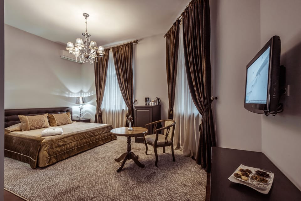 Deluxe Double Room | In-room safe, desk, soundproofing, iron/ironing board (on request)