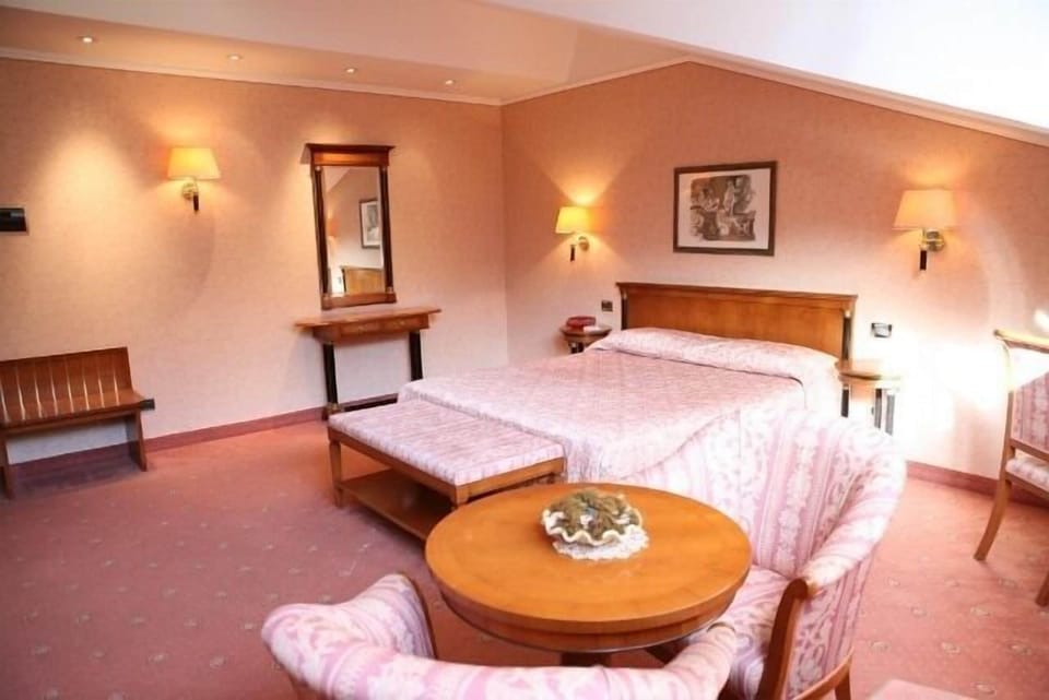 Premium bedding, minibar, in-room safe, desk